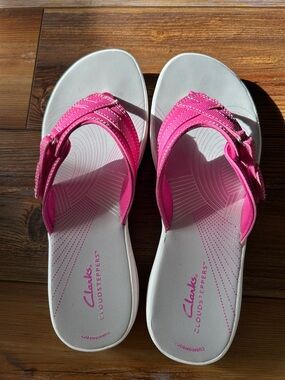 Clarks Women's Fuchsia Cloudsteppers 9 M